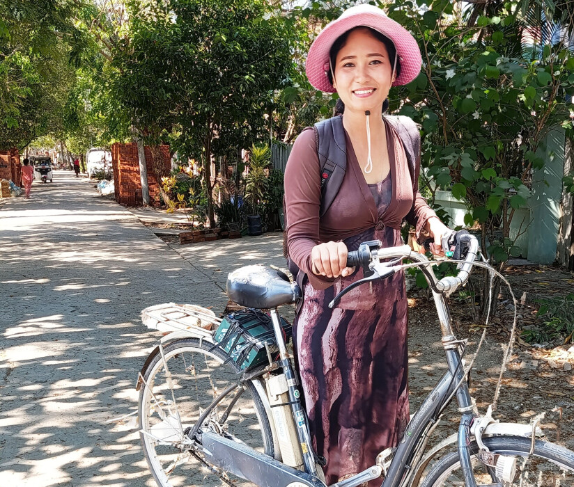 Daw Hla Ohnmar Tun, animatrice terrain chez SOO au Myanmar, tient son vélo