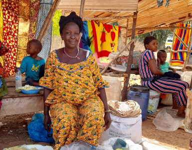 Une bénéficiaire de Wakili vend des denrées en extérieur