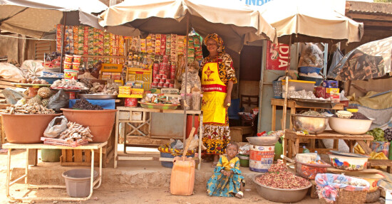 Une bénéficiaire de Yikri au Burkina Faso pose devant sa boutique.