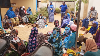 Une groupe de femmes déplacées internes suit une formation animée par Yikri au Burkina Faso