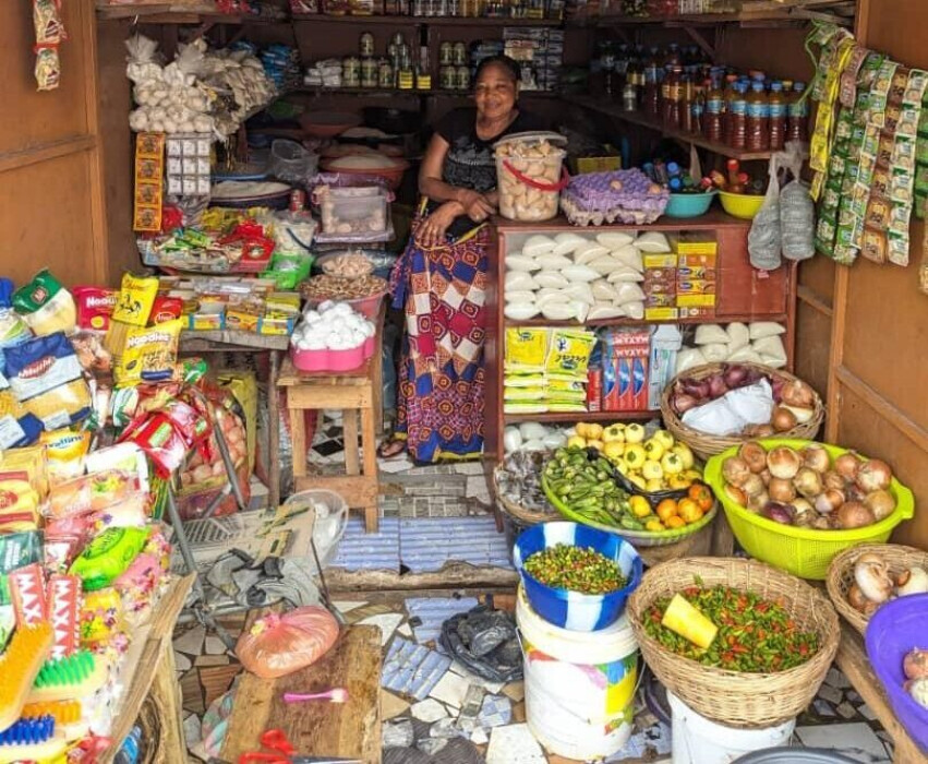 Une commerçante accompagnée par Munafa au Sierra Leone pose dans sa boutique