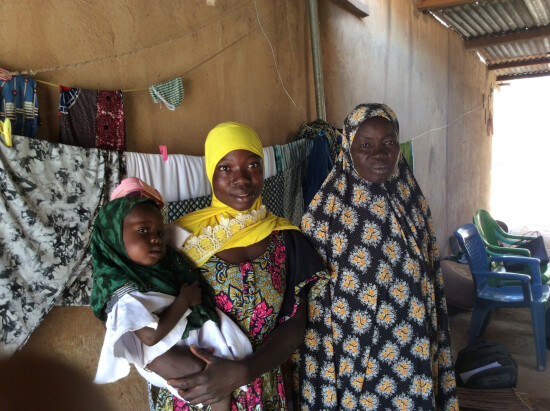 Une bénéficiaire du projet PDI au Burkina Faso et sa famille