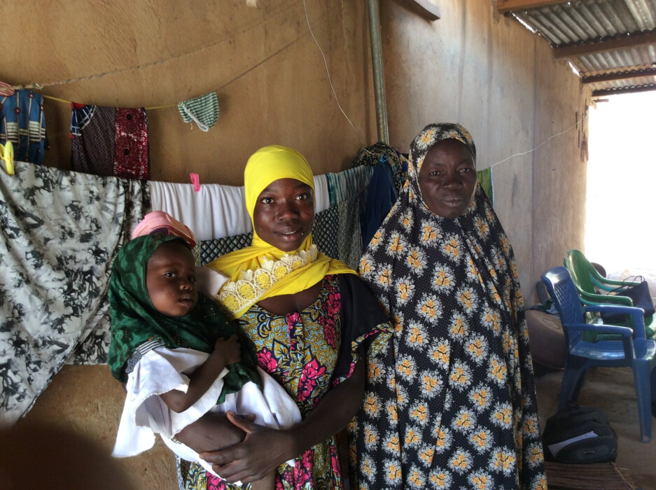 Une bénéficiaire du projet PDI au Burkina Faso et sa famille