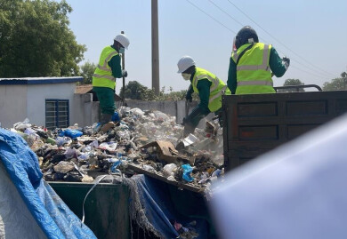 Des opérateurs privés de précollecte déversent des déchets dans un centre de regroupement intermédi