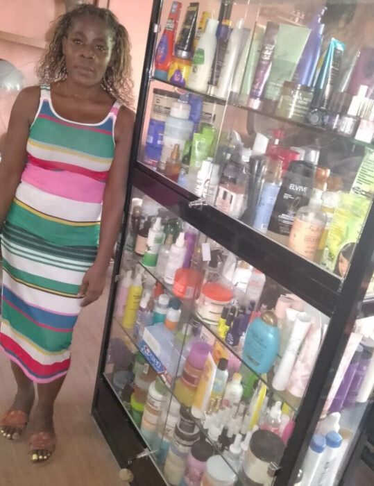 Une bénéficiaire de PMS en Haïti dans le salon de beauté qu'elle gère