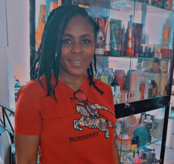 Une bénéficiaire de PMS en Haïti dans le salon de beauté qu'elle gère
