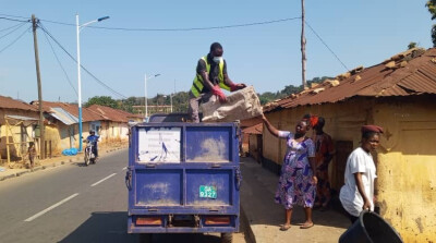 Un opérateur de pré-collecte, accompagné par le projet GEDEC, collecte les déchets dans la commune 