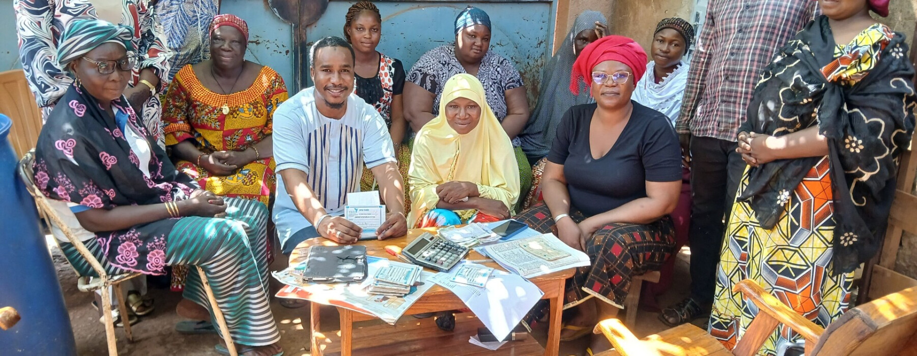 Mouadji Ka avec un groupe de bénéficiaires et une animatrice de Yikri au Burkina Faso