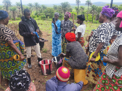 Des agricultrices participent à une école aux champs