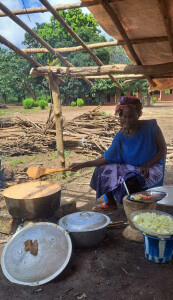 Femme guinéenne en train de cuisiner pour la cantine scolaire