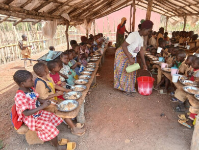 Cantine scolaire mise en place par Wakili en Guinée