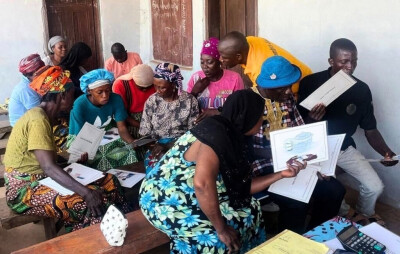 Des entrepreneurs accompagnés par Munafa en Sierra Leone suivent une formation et tiennent des feui