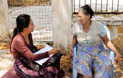 Une animatrice et une entrepreneure accompagnée par SOO discutent