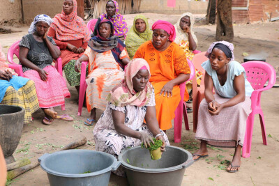 Une agricultrice est en train de fabriquer un biopesticide lors d'une formation