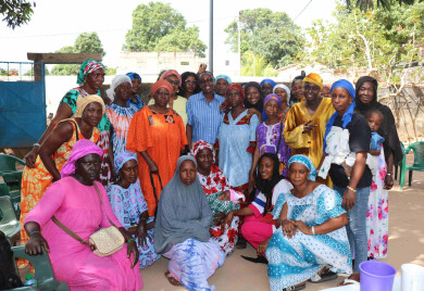 Photo de groupe de femmes accompagnées par Fansoto au Sénégal en zone rurale