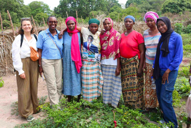 Khadi Desprez entourée d'agricultrices accompagnées par Fansoto au Sénégal et de Leslie Gomez