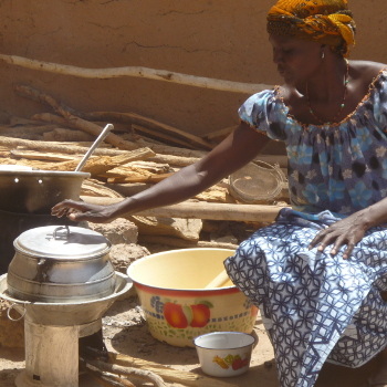 Une bénéficiaire utilisant un réchaud amélioré distribué par un programme énergie d'Entrepreneurs du Monde